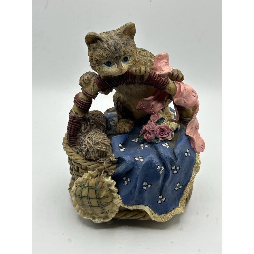 VINTAGE CAT KITTEN IN YARN BASKET MUSIC BOX PLAYS "MY FAVORITE THINGS"